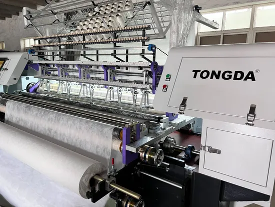 Máquina de quilting multiagulhas computadorizada para ponto corrente de colchão com lançadeira
